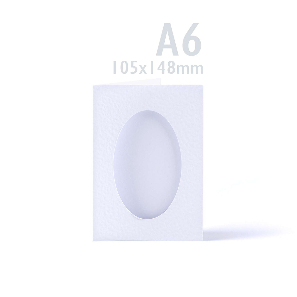 Hvide trefløjede kort med hamret struktur og ovalt udskåret vindue – pakke