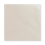 Østersfarvet kuvert - diamantklap 130x130 mm